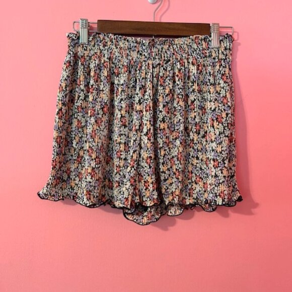 ASOS DESIGN plisse shorts in dark based floral - US 6 - Picture 6 of 10